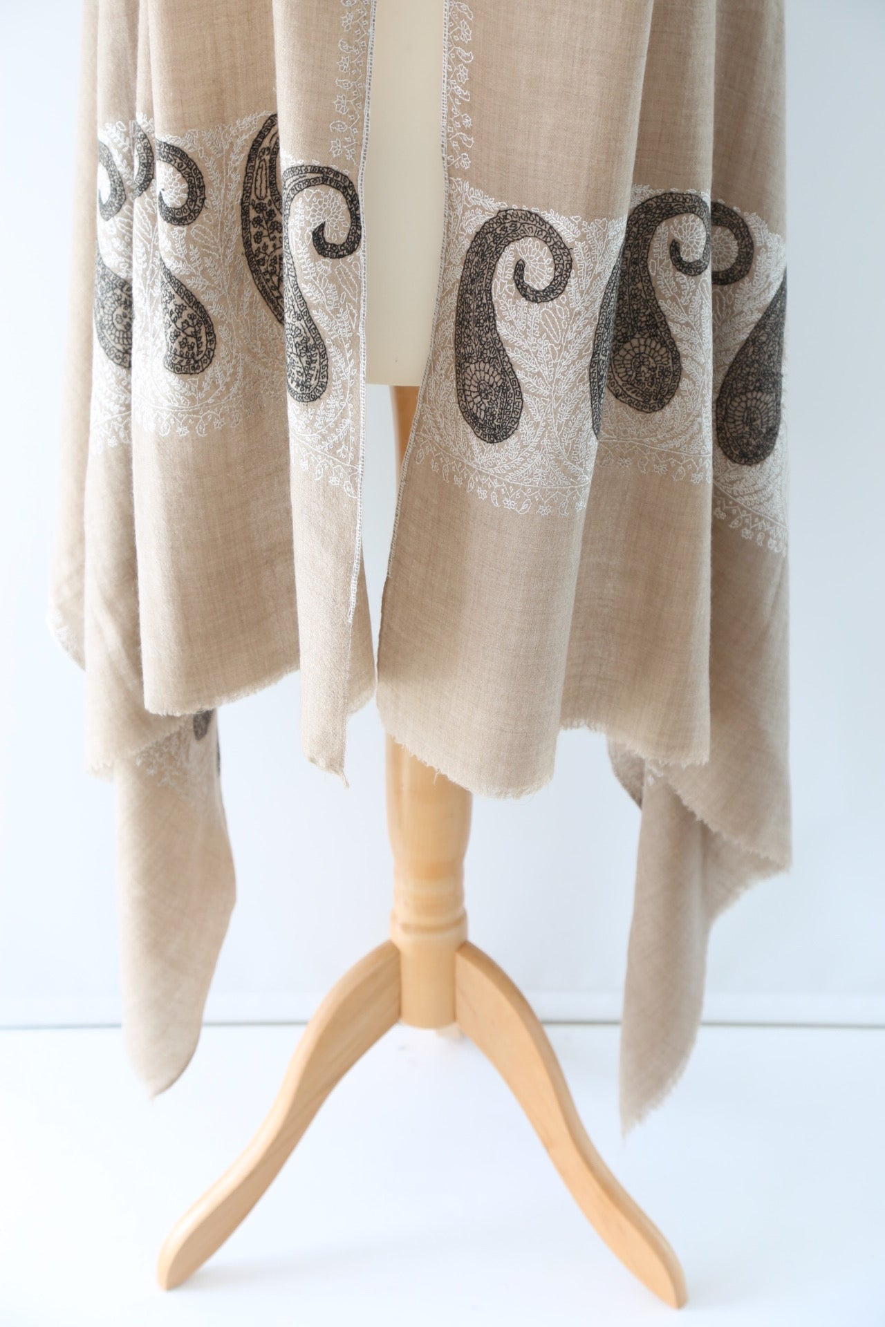Two-tone Paisley Hand embroidery pashmina shawl